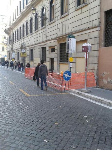 Via di Ripetta, l'unica traversa daa Tuscolana nel cuore del Tridente Mediceo, dopo solo 20 giorni dalla fine dei lavori sta combinata così: cade a pezzi!