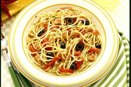 Spaghetti con tonno e olive