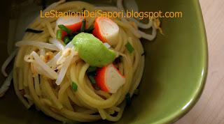 SPAGHETTI CON SURIMI E GERMOGLI DI SOIA