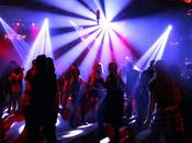 >>Un gigantesco locale dalle mille luci fosforescenti