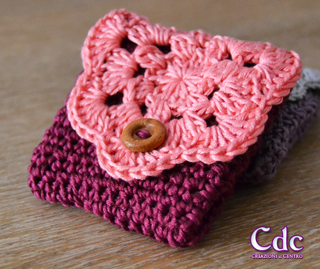 Porta spiccioli all'uncinetto con portachiave a cuore amigurumi in omaggio