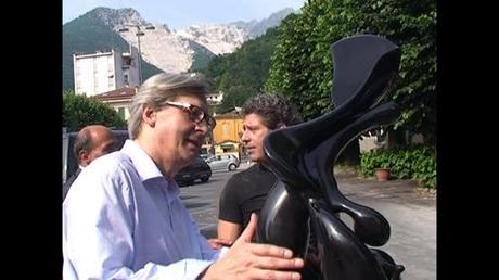 Lo scultore Italiano Emanuele Rubini presenta al Prof. Vittorio Sgarbi in anteprima “La donna metafisica” nuova opera in marmo nero Belgio.
