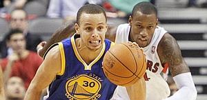 Stephen Curry, 34 punti, imprendibile per i Raptors. Reuters