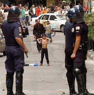 Noi siamo diversi, alla facciazza vostra delle merde che siete! Noi siamo diversi, alla facciazza vostra delle merde che siete!