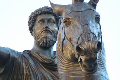 Sotto lo sguardo del Marco Aurelio