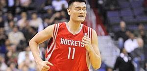 Yao Ming costretto ad uscire per infortunio. Ap