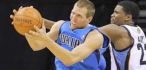 Dirk Nowitzki e Rudy Gay. Ap