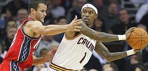  Kris Humphries (sin) e Daniel Gibson. Ap