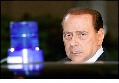 Perché Berlusconi rimane, perché si ostina, perché?
