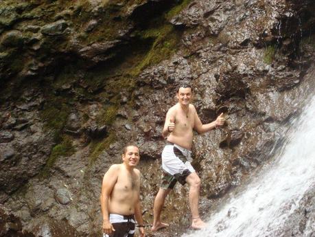 facendo il bagno sotto la cascata