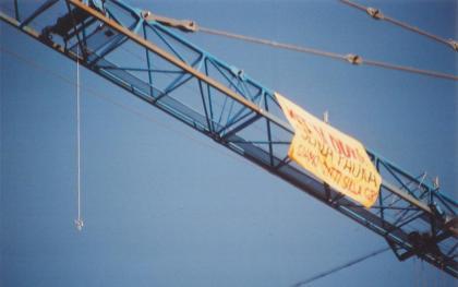 Una corda col cappio pende dalla gru a Brescia (foto bracebracebrace)