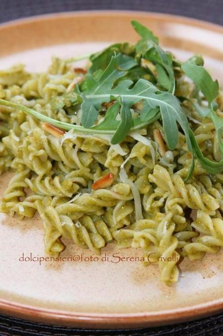 FUSILLI AL PESTO DI RUCOLA CON PECORINO E PINOLI di Dolcipensieri