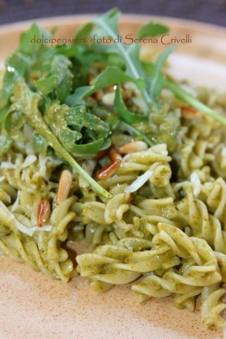 FUSILLI AL PESTO DI RUCOLA CON PECORINO E PINOLI di Dolcipensieri