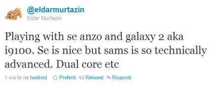 Eldar Murtazin ha tra le mani il Galaxy 2 ed il Sony Ericsson Anzu