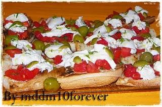 CROSTINI CON BUFALA,OLIVE E POMODORO