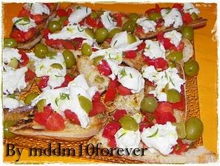 CROSTINI CON BUFALA,OLIVE E POMODORO