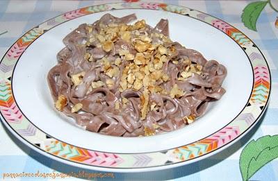 Tagliatelle al cioccolato con salsa di noci e gorgonzola