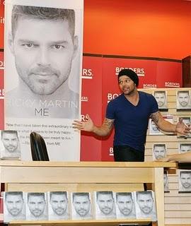 Ricky Martin presenta YO la biografia e la baciatrice schifato manda via ...