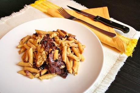 Penne alla chitarra con radicchio, noci e taleggio