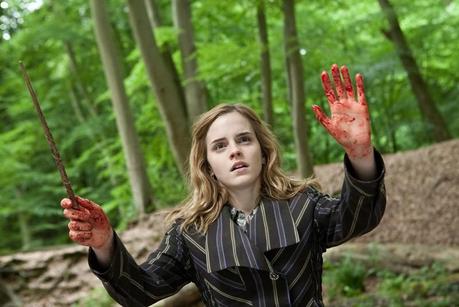 emma-watson-con-le-mani-insanguinate-in-un-momento-del-film-harry-potter-e-i-doni-della-morte-parte--172068