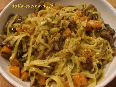 Fettuccine con sugo di funghi e...zucca