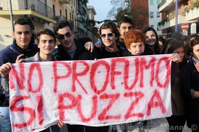 STUDENTI IN PIAZZA a SORRRENTO