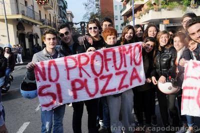 STUDENTI IN PIAZZA a SORRRENTO