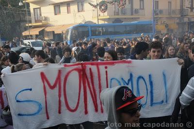 STUDENTI IN PIAZZA a SORRRENTO