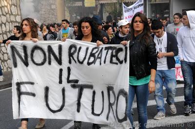 STUDENTI IN PIAZZA a SORRRENTO