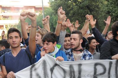 STUDENTI IN PIAZZA a SORRRENTO