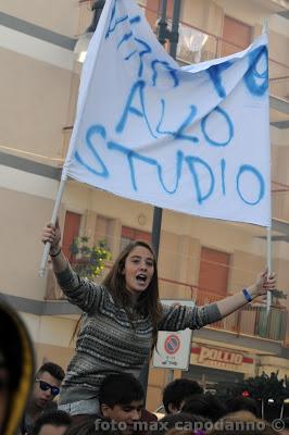 STUDENTI IN PIAZZA a SORRRENTO