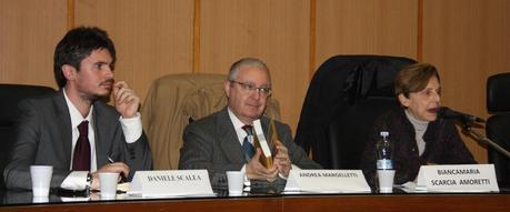 La professoressa Biancamaria Scarcia Amoretti pronuncia il suo intervento, mentre Andrea Margelletti sfoglia una copia di Alla Sapienza per discutere della “Primavera Araba” un anno dopo
