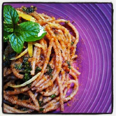 SPAGHETTI AL FARRO CON PESTO DI MENTA,BOTTARGA E LIMONE