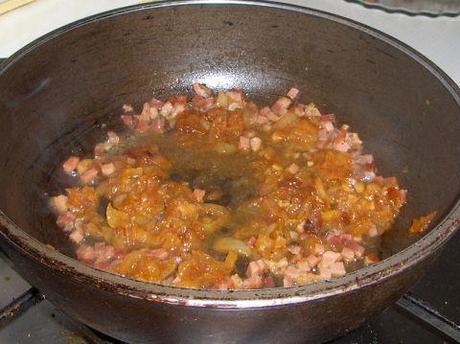 Faraona in tegame con polenta bianca e intingolo di funghi allo speck