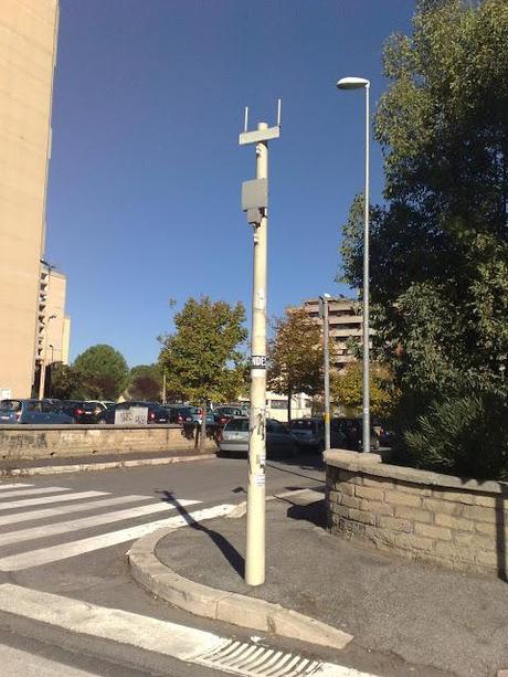 Le vecchie antenne Telecom Fido abbandonate in città. Ennesimo degrado di cui nessuno parla