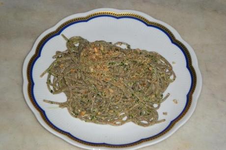 Spaghetti di grano saraceno con pesto alle noci e ricotta salata