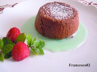 Tortino di fondente dal cuore morbido con salsa alla menta verde