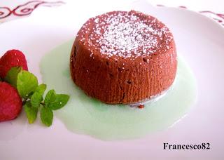 Tortino di fondente dal cuore morbido con salsa alla menta verde