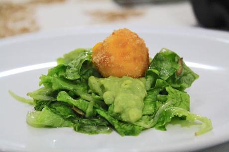 Tuorlo d'uovo panato su insalatina con semi di zucca e avocado.