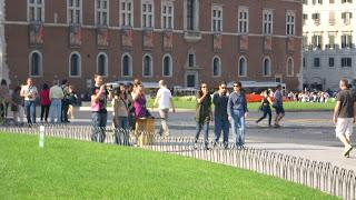 PIAZZA VENEZIA E' ORMAI UN SUQ DA QUARTO MONDO! LA GROTTESCA MANGIATOIA DELLA MAFIETTA ROMANA SOTTO GLI OCCHI DI TUTTI