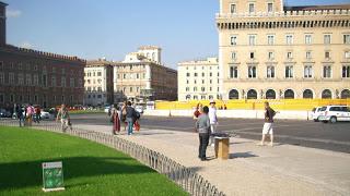 PIAZZA VENEZIA E' ORMAI UN SUQ DA QUARTO MONDO! LA GROTTESCA MANGIATOIA DELLA MAFIETTA ROMANA SOTTO GLI OCCHI DI TUTTI