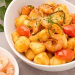 Ricette di primi: gnocchi di patate con gamberoni e porcini