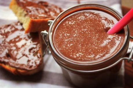 Nutella home-made pronta a essere assaggiata Nutella home-made