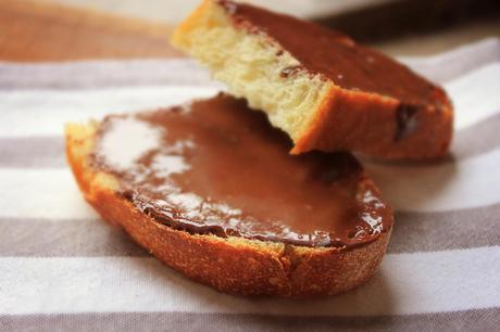 Fette di pane spalmate con la Nutella home-made Nutella home-made
