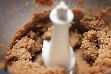 Nocciole tostate e tritate per preparare la Nutella home-made Nutella home-made