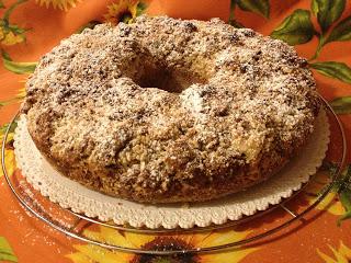 Ciambella sbriciolata al cacao, ripiena con ricotta, yogurt e gocce di cioccolato