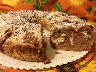 Ciambella sbriciolata al cacao, ripiena con ricotta, yogurt e gocce di cioccolato