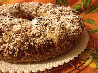 Ciambella sbriciolata al cacao, ripiena con ricotta, yogurt e gocce di cioccolato