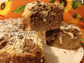 Ciambella sbriciolata al cacao, ripiena con ricotta, yogurt e gocce di cioccolato