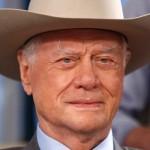 Fan di Dallas in pellegrinaggio a Southfork per ricordare Hagman